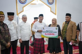 Bupati Solok serahkan bantuan bedah rumah ke warga Saniang Baka