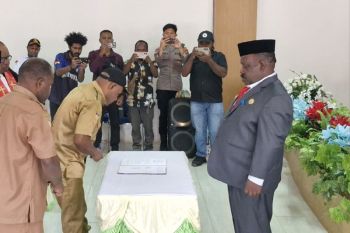 Bupati Aletinus minta pemerataan pendidikan hingga pelosok kampung di Lanny Jaya