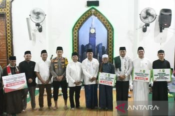 BRK Syariah Salurkan Bantuan untuk Masjid Ar-Raudhah dalam Safari Ramadan Pemprov Riau