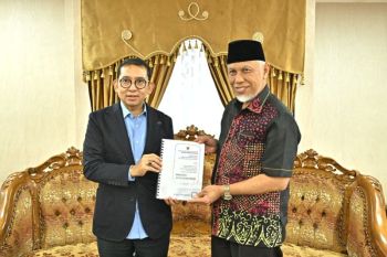 Gubernur Mahyeldi serahkan proposal pembangunan Pusat Kebudayaan Sumbar Rp382,65 Miliar kepada Menteri Kebudayaan