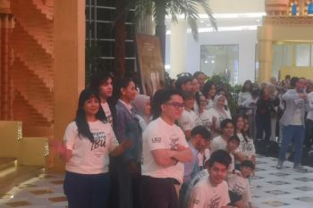Nirina Zubir menjadi tiga fase usia karakter ibu pada film Jangan Buang Ibu
