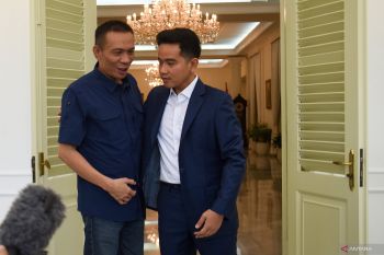 Wapres Gibran peluk Rismon di Istana usai minta maaf: Kita ini saudaraan