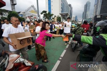 APP Group dan Pisang Goreng Madu Bu Nanik Bagikan 1.500 Takjil dengan Kemasan Ramah Lingkungan Foopak Greaseproof