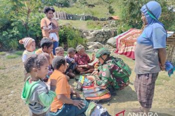 Satgas Yonif 136/TS keliling kampung di Puncak Jaya layani kesehatan