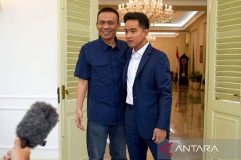 Gibran peluk Rismon di Istana usai minta maaf: Kita ini saudaraan