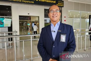 Bandara Samrat Manado bagikan paket Lebaran ke masyarakat sekitar