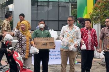 Karyawan BPJS Ketenagakerjaan Kudus bagikan takjil pererat silaturahmi