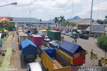 Antrean kendaraan pemudik mengular di Pelabuhan Gilimanuk