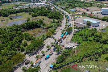 Urai kepadatan Pelabuhan Merak, penyeberangan kendaraan logistik dialihkan ke Pelabuhan Ciwandan