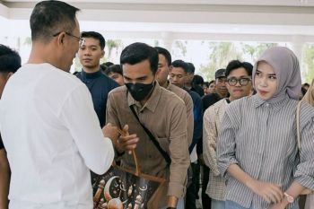 Korpri Lombok Tengah menyalurkan bingkisan Lebaran kepada ratusan honorer
