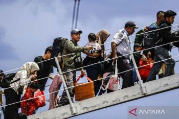 Begini suasana kepadatan pemudik yang berangkat dari Pelabuhan Ahmad Yani Ternate