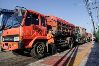 Antrean truk sampah usai longsor di TPST Bantargebang