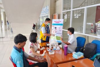 BKK Kelas I Manado lakukan cek kesehatan pekerja Bandara Samrat