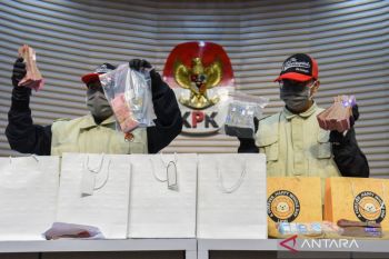 KPK tetapkan Bupati dan Sekda Cilacap tersangka pemerasan untuk THR