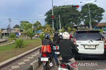 Kendaraan dengan ciri khas mudik mulai melintas di Cianjur