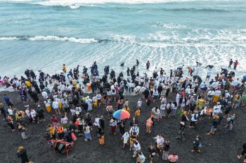 Upacara Melasti di Pantai Watu Pecak Lumajang