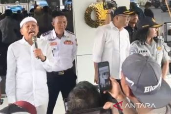 Gubernur Jabar serahkan  secara simbolis kompensasi sopir angkot Puncak