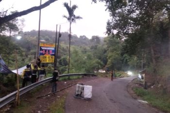 Pemkab Agam pasang rambu petunjuk-peringatan bantu pemudik