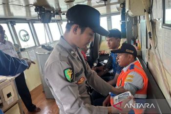 Tim Dokkes periksa kesehatan kru kapal di Pelabuhan Tanjungkalian