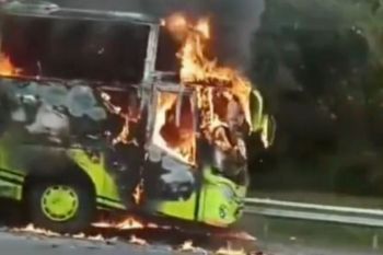 Sebuah bus pariwisata hangus terbakar di jalan Tol Cipali pada Minggu sore