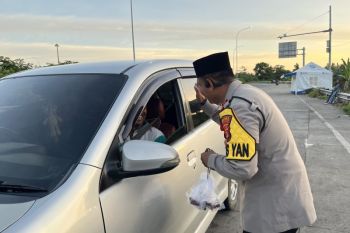 KSKP Bakauheni bagikan takjil dan lakukan sosialisasi berlalu lintas ke pemudik