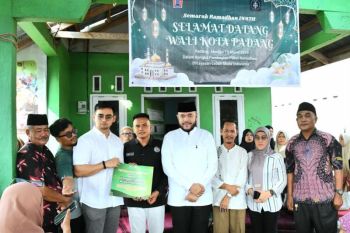 Dihadiri Wako Fadly Amran, Yayasan Sosial Lebah Muda Indonesia salurkan 400 paket sembako di Padang