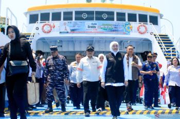 Khofifah lepas keberangkatan kapal mudik gratis Jangkar-Raas