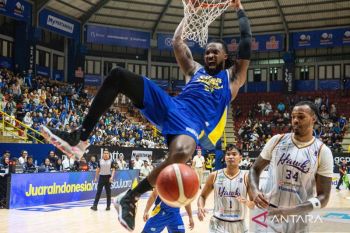 Aksi terbang Chad Brown guncang Bandung Arena, Satria Muda libas Tangerang Hawks!
