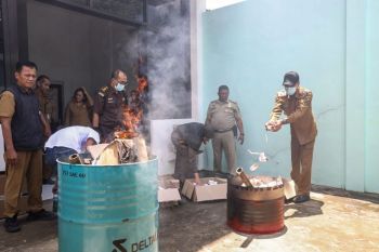 Pemkot Kediri musnahkan rokok hasil pelatihan