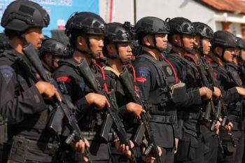 Brimob Polda bantu uraikan macet panjang menuju Pelabuhan Gilimanuk