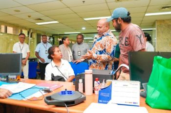 Gubernur minta layanan perbankan di Papua tetap buka saat Lebaran