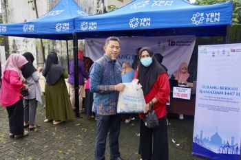 PLN UID Sulselrabar salurkan 1.200 paket sembako murah di Makassar