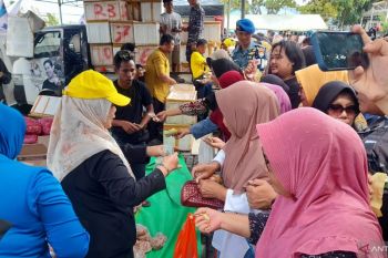 Ribuan warga padati pasar murah di markas Lanal Gorontalo