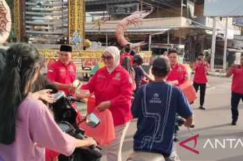 KONI Bangka Selatan bagikan 200 takjil Ramadhan.