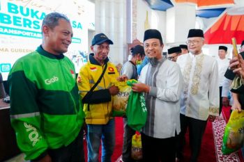 Gubernur serahkan 5.000 paket sembako kepada insan transportasi se-Sulsel