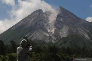 Merapi luncurkan dua awan panas guguran sejauh 1,6 km