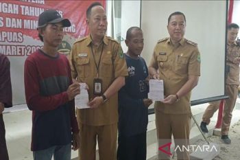 Wabup Kapuas salurkan KHBS dan bantuan pangan ke warga Kecamatan Selat