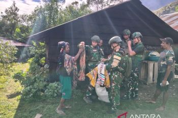 Satgas Yonif 136 salurkan pakaian layak pakai ke warga Tinggi Nambut
