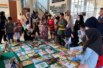 Kemendikdasmen bagikan ribuan buku bacaan anak di Cilegon-Serang