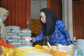 Pemkot Palu tekankan distributor jaga harga pangan jelang Idul Fitri