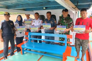 Dishub Pasaman Barat sosialisasi-pasang stiker keselamatan di kapal penumpang