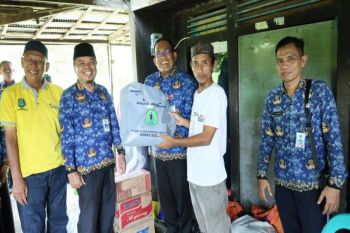 Bupati HSU serahkan bantuan korban kebakaran di Sungai Durait Tengah