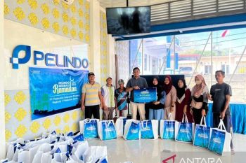 Pelindo salurkan bantuan sosial melalui program Berbagi Ramadhan 2026 di Badas