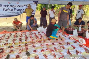 Warga huntara Kayu Pasak terima daging "mahantam" jelang Idul Fitri
