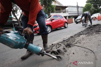 Pemprov Jawa Timur salurkan 7.000 drum aspal untuk perbaikan jalan jelang Lebaran