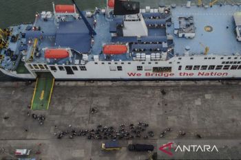 Arus kendaraan pemudik sepeda motor dan truk di Pelabuhan Ciwandan