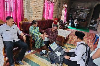 Pemkab Agam rekam KTP warga sakit-lansia ke rumahnya