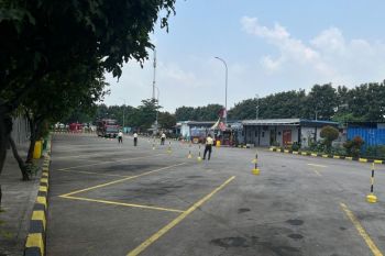 Petugas sterilisasi jalur untuk persiapan one way di jalan Tol Cipali