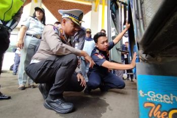 Terminal Jatijajar periksa seksama bus mudik agar laik jalan