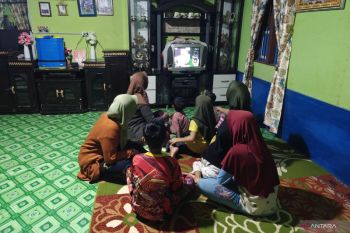 Listrik menyala, ibu-ibu Desa Agusen ibadah puasa-sambut Lebaran ceria